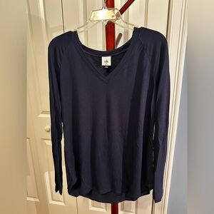 CAbi Recline Tee v-neck Long Sleeve Top in Navy, size medium
